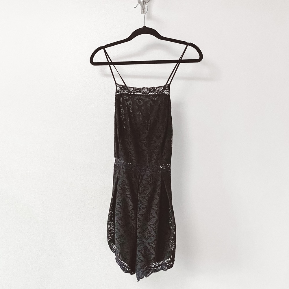 UO Kimchi Blue Tie Back Fall Boho Casual Chic Laceโ Romper Black LARGE